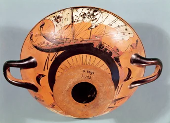 ギリシャの帆船を描いた屋根裏の黒像式杯、紀元前520年頃（陶器）