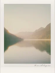 霧の立ち込める山の湖の日の出
