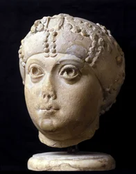 オストロゴスの王テオドリック大帝の娘であるオストロゴスの女王アマラソンテ（アマラスンタ）（535年没）の大理石の頭部。