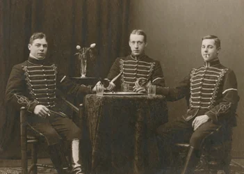 制服を着た 3 人の若い騎兵、スウェーデン、マルメ、1920 年代