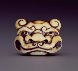鬼鬼の顔を描いた根付c.1870（鹿の角）