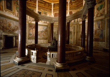 440年頃に建設されたパレオクレチア時代のサン・ジョバンニ・イン・ラテラノ（聖ヨハネ・ラテラノ）の洗礼堂（battistero lateranense o san Giovanni in Fonte）の内観。ローマ