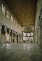 5世紀に設立された聖サビーナ教会（中央身廊）の内観