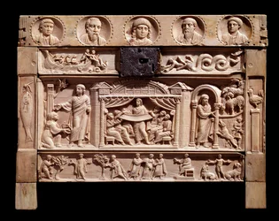 旧約聖書の場面を表すレリーフが付いた聖遺物箱。4世紀のサンタ・ジュリア修道院のもの