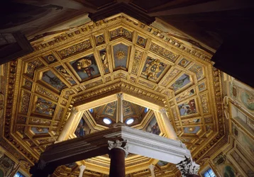 440年頃に建てられたパレオクレチア時代のサンジョバンニ・イン・ラテラノ（聖ヨハネ・ラテラノ）の洗礼堂（battistero lateranense o san Giovanni in Fonte）内の丸天井の様子。ローマ