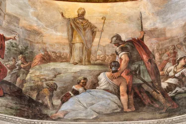 イタリア、タラント、大聖堂のサン・カタルド礼拝堂、丸天井と太鼓に描かれた1714年のパオロ・デ・マッテイ作の聖人の生涯を描いたフレスコ画（写真）。