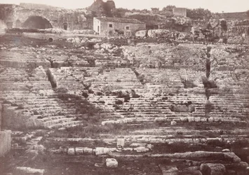 1865年、シラクーサ円形劇場（写真
