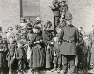 ロンドンの警官の葬式、1894 年