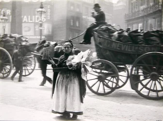 女性の新聞販売員、ロンドン、1890年代頃（モノクロ写真）