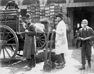 1893 年、ロンドンのビリングスゲート マーケットで荷降ろし