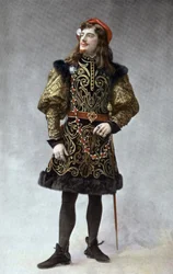 フランスのコメディアン、ジャン・ペリエ（1869-1954）がパリのオペラ「フィアンメット嬢」でジョルジョ・ダストを演じる。