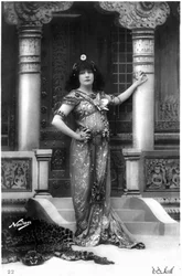 サラ・ベルナールことアンリエット・ロジーヌ・ベルナール（1844-1923）のイザエル役、ポストカード