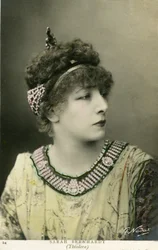 サラ・ベルナールことアンリエット・ロジーヌ・ベルナール（1844-1923）の「テオドラ」役（1884年、ヴィクトリアン・サルドゥの作品）（写真