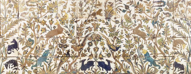 17世紀、鳥、鹿、ライオンが生息する植生で描かれた、10枚のタイルの4つの列で構成されるクルダセカタイルパネル