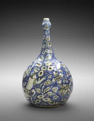 17世紀半ばの図と花のローブボトル（不透明な白とコバルトブルーの釉薬を使用したラスター彩）