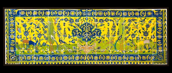 おそらく17世紀頃のイランイスファハンの自然の風景を描いたタイル（釉薬の下に多色の陶器）