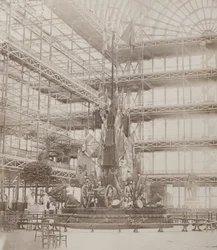 「Les Guides」の訪問時に建てられた軍事トロフィー、「Photographic Views of the Progress of the Crystal Palace, Sydenham」に掲載
