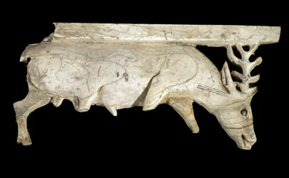 フェニキア文明：鹿の形をした王家の象牙製ベッドの装飾品（シリアのアルスラン・タシュ遺跡出土）。紀元前9世紀。日。12.5cm パリ、ルーヴル美術館
