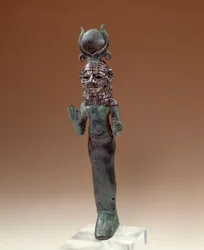 オリエンタル・アンティキティーフェニキアの女神。ブロンズと銀の彫像。紀元前700-600年パリ、ルーヴル美術館