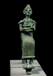 アンティークの東洋美術：座っている女神の彫像。ブロンズ彫刻。紀元前1300年頃のフェニキアの彫刻。パリ、ルーヴル美術館（Musee Du Louvre