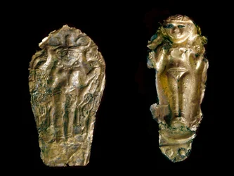 フェニキア美術：金製小像2体。左は皿の上の女神イシュタル（イナンナまたはアスタルテ）、右は両腕を上げた豊穣の女神。シリア、ティンク・エル・ベイダ遺跡出土。紀元前15世紀-紀元前12世紀。パリ、ルーヴル美術館