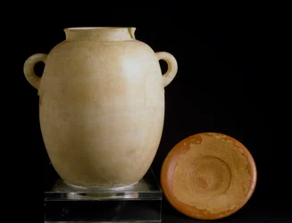 フェニキア文明：ラウリータ遺跡から出土したアルバスターの壷と粘土板。紀元前7世紀。スペイン、グラナダ、アルケオロジコ博物館