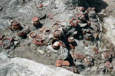 フェニキア人の文明：壺の遺跡、現在のサンタンティオコ島にあるプニキア都市スルキスのトフェット跡（聖アンティオキアまたは聖アンティオキア）、ピテクス起源（ピテクサまたはピテクサイまたはピテクサエ）（イスキア島）、8世紀後半