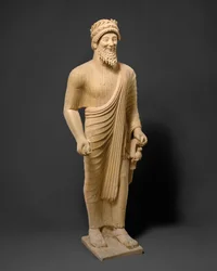 奉納品を持つ髭面の男の像、紀元前475～450年頃（石灰岩