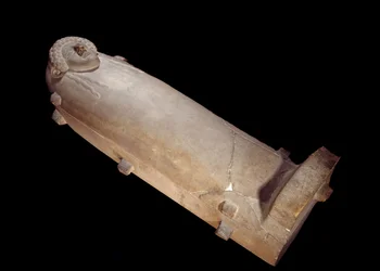 フェニシア：レバノンのトリポリで発見された白大理石製の人間の頭部を持つ石棺。日 2,1 m パリ、ルーヴル美術館