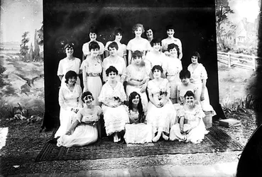 絨毯の上の女性たち（モノクロ写真）