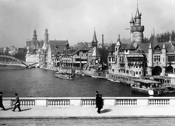 1900年のパリ万国博覧会のために建てられたネオゴシック建築（白黒写真）