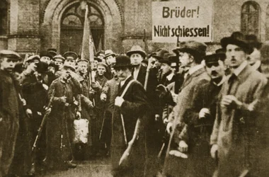 兄弟よ、撃つな！」、ベルリンでの抗議行動、1918年11月（セピア写真