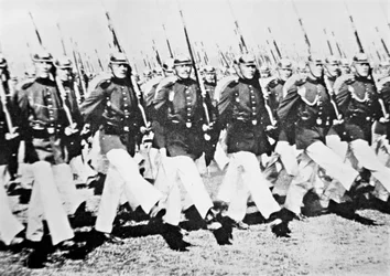 パレード中のドイツ軍がカイザーの前でグースステップを踏む（1911年8月28日）（モノクロ写真
