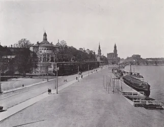 ロイヤルベルヴェデーレと蒸気船の発着場（モノクロ写真