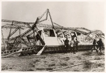 1912年6月28日に破壊されたツェッペリンLZ10「シュヴァーベン」の廃墟（モノクロ写真