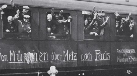 第一次世界大戦 ドイツ軍は「ミュンヘンからメッツを経てパリへ」と書かれた鉄道車両に乗って前線に出発する（1914年9月）（モノクロ写真