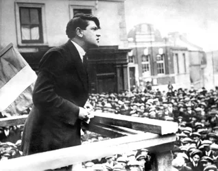 1922年3月、スキバリーン委員会で演説するアイルランドの政治家マイケル・コリンズの最後の写真