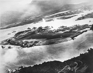 1941年12月7日、真珠湾に浮かぶフォード島と戦艦の列の航空写真（モノクロ写真