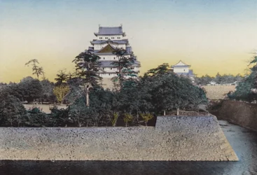 日本、1912年頃。有名な名古屋城は1610年に建てられたもので、天守閣の上に金のドルフィンがあるのが特徴。ドルフィンの高さは8フィート7インチで、価値は約36万円。