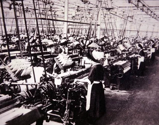 日本の綿業界。豊田織機で働く女性たち、1920年頃（モノクロ写真）