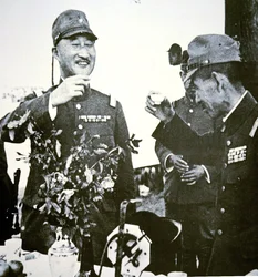 5月に中国・許昌を陥落させた寺内・秦両将軍は酒で乾杯した。