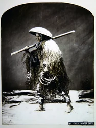 冬服を着た日本人ポーター、1900年頃（カラー写真）
