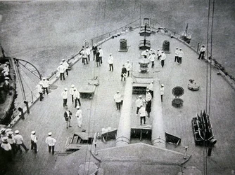 日本最大の軍艦であり、東郷元帥の旗艦である「三笠」の前甲板(モノクロ写真)