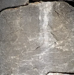 デルフィのアポロン神殿付近の碑文入りの壁（ユネスコ世界遺産