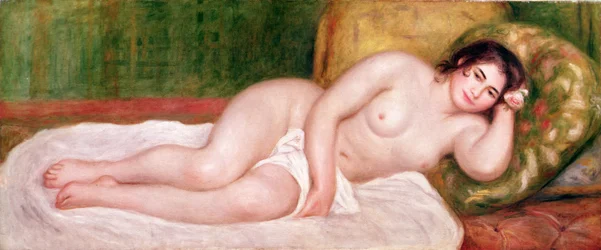 ソファの上での女性のヌード