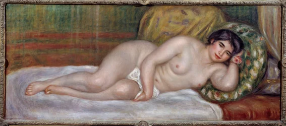 裸婦（ガブリエル）。ガブリエル・ルナール（1879-1959）は、画家の息子ジャン・ルノワール（1894-1979）の乳母だった。ピエール・オーギュスト・ルノワール（1841-1919）による絵画、1907年。高さ0.67 x 1.6 m。パリ、オランジュリー美術館