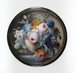 大理石のスラブの石の花瓶に花のミニチュアが入った亀の甲羅の箱、1827年（カードのトイレとボディカラー、金色の金属のマウントのガラスの下にセット）