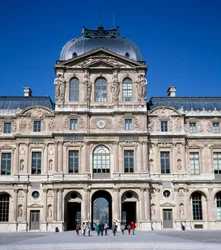 建築：ルーヴル美術館の正方形の中庭の様子。実現したのはピエール・レスコー（1515-1578）。