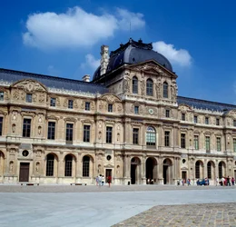 建築：ルーヴル美術館の正方形の中庭の様子。実現したのはピエール・レスコー（1515-1578）。