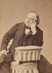 作曲家ルイ・クラピソン（1808-1866）の肖像（Petit, Pierre Lanith（1831-1909）作）。アルブミン写真。個人蔵